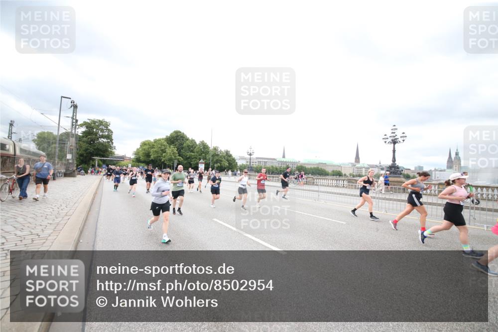 29.06.2025 - hella hamburg halbmarathon Jannik Wohlers http://msf.ph/oto/8502954 29.06.2025 10:58:52 Lombardsbrücke 1751, 1839, 2052, 2100, 2641, 2667, 2861, 3035, 3449, 3536, 3693, 4150, 4312, 5016, 5646, 6351, 6599, 6969, 7288, 7379, 7467, 7502, 7910, 8544, 8748, 8750, 8932, 9056, 9179, 9209, 9244, 9968, 10548, 10664, 10807, 10814, 11418, 11630, 11768, 11786, 11834, 11918, 12636, 12637, 13249, 14068, 14115, 15068, 15099, 17702, 17780, 18161, 18447, 18546, 18549, 18558, 19174 meine-sportfotos.de