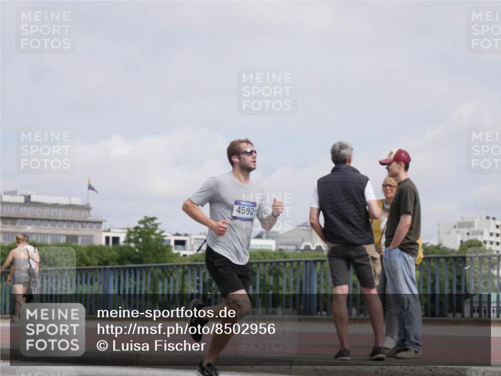 29.06.2025 - hella hamburg halbmarathon Luisa Fischer http://msf.ph/oto/8502956 29.06.2025 10:12:13 Kennedybrücke 4592, 1823, 4592, 7081, 9297, 9306 meine-sportfotos.de
