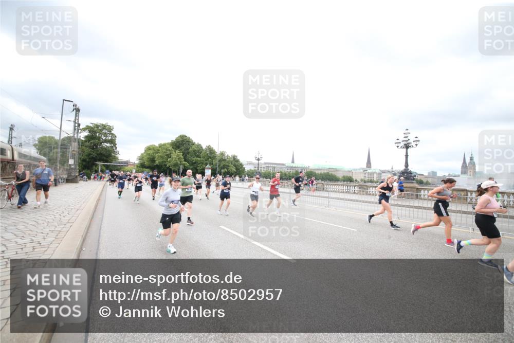 29.06.2025 - hella hamburg halbmarathon Jannik Wohlers http://msf.ph/oto/8502957 29.06.2025 10:58:52 Lombardsbrücke 1751, 1839, 2052, 2100, 2641, 2667, 2861, 3035, 3449, 3536, 3693, 4150, 4312, 5016, 5646, 6351, 6599, 6969, 7288, 7379, 7467, 7502, 7910, 8544, 8748, 8750, 8932, 9056, 9179, 9209, 9244, 9968, 10548, 10664, 10807, 10814, 11418, 11630, 11768, 11786, 11834, 11918, 12636, 12637, 13249, 14068, 14115, 15068, 15099, 17702, 17780, 18161, 18447, 18546, 18549, 18558, 19174 meine-sportfotos.de