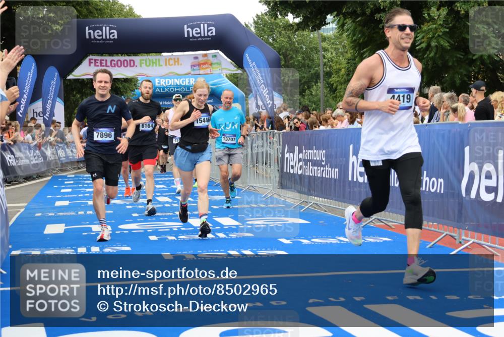 29.06.2025 - hella hamburg halbmarathon Strokosch-Dieckow http://msf.ph/oto/8502965 29.06.2025 10:52:17 Ziel 4140, 4419, 4587, 4837, 5032, 5087, 5482, 6164, 6897, 7896, 9074, 9082, 12135, 13211, 13707, 14300, 15144, 15275, 15446, 16003, 16320, 16591, 17130, 17773, 17997, 18475 meine-sportfotos.de