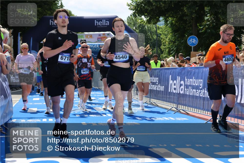 29.06.2025 - hella hamburg halbmarathon Strokosch-Dieckow http://msf.ph/oto/8502979 29.06.2025 11:36:12 Ziel 1979, 3741, 4540, 4802, 5611, 5733, 6717, 6854, 6867, 6869, 7324, 7789, 8391, 9471, 10652, 10862, 11699, 11811, 12463, 12770, 12775, 13473, 13653, 13789, 14158, 15281, 15994, 16702, 16796, 17587, 17996, 18361 meine-sportfotos.de