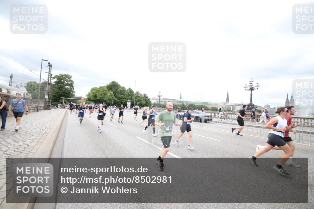 29.06.2025 - hella hamburg halbmarathon Jannik Wohlers http://msf.ph/oto/8502981 29.06.2025 10:58:53 Lombardsbrücke 1751, 1839, 2052, 2100, 2641, 2667, 2861, 3035, 3449, 3536, 3693, 4150, 4805, 5646, 6351, 6599, 6969, 7288, 7379, 7467, 7502, 7910, 8544, 8748, 8750, 8932, 9056, 9179, 9209, 9244, 9968, 10548, 10664, 10807, 10814, 11418, 11630, 11768, 11786, 11834, 12636, 12637, 13249, 14068, 14115, 14284, 15068, 15099, 17780, 18161, 18447, 18546, 18549, 18558, 19174 meine-sportfotos.de