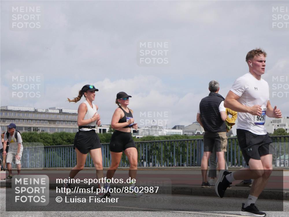 29.06.2025 - hella hamburg halbmarathon Luisa Fischer http://msf.ph/oto/8502987 29.06.2025 10:12:17 Kennedybrücke 929, 9291, 7081, 9297, 9306 meine-sportfotos.de