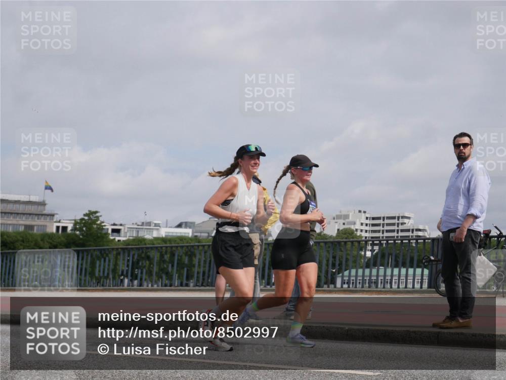 29.06.2025 - hella hamburg halbmarathon Luisa Fischer http://msf.ph/oto/8502997 29.06.2025 10:12:18 Kennedybrücke 7081, 9297, 9306 meine-sportfotos.de