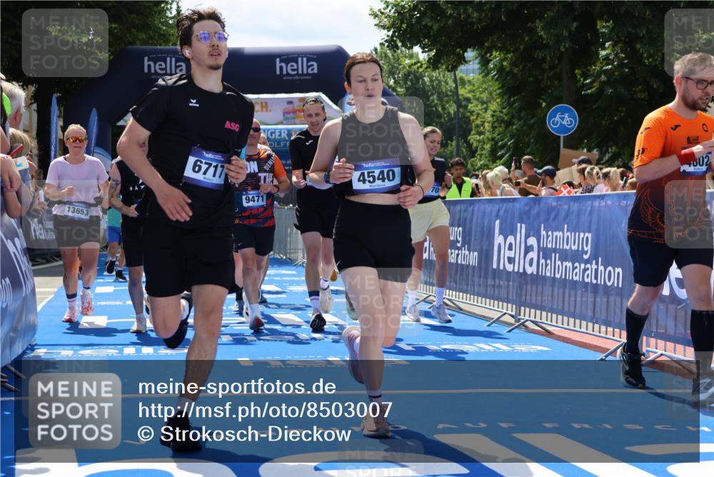 29.06.2025 - hella hamburg halbmarathon Strokosch-Dieckow http://msf.ph/oto/8503007 29.06.2025 11:36:13 Ziel 1979, 3741, 4540, 4802, 6717, 6854, 6867, 7789, 8391, 9471, 10652, 10862, 11699, 11811, 12463, 12770, 12775, 13473, 13653, 13789, 14158, 15281, 15994, 16702, 16796, 17587, 18361, 19018 meine-sportfotos.de