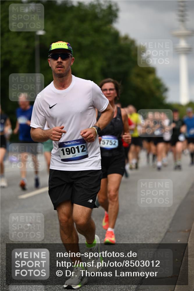 29.06.2025 - hella hamburg halbmarathon Dr. Thomas Lammeyer http://msf.ph/oto/8503012 29.06.2025 10:25:53 Kennedybrücke 1072, 1158, 1191, 1250, 1401, 1668, 1958, 2271, 2315, 2353, 2529, 2815, 2841, 3122, 3606, 3770, 3817, 3825, 3826, 4046, 4697, 4786, 5061, 5122, 5395, 5412, 5493, 5641, 5759, 5957, 6086, 6103, 7075, 7228, 7522, 7672, 7781, 8095, 8286, 8860, 8896, 8959, 9002, 9326, 9369, 9483, 9499, 9532, 9624, 9635, 10019, 10125, 10374, 10787, 10874, 10921, 11117, 11425 meine-sportfotos.de