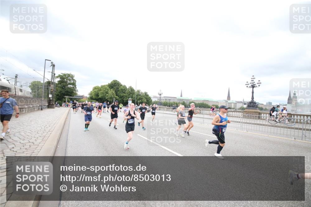 29.06.2025 - hella hamburg halbmarathon Jannik Wohlers http://msf.ph/oto/8503013 29.06.2025 10:58:55 Lombardsbrücke 1751, 1839, 2052, 2100, 2641, 2667, 2861, 3035, 3449, 3536, 3693, 4150, 4805, 5646, 6351, 6969, 7288, 7379, 7467, 7502, 7910, 8298, 8748, 8750, 8932, 9056, 9179, 9209, 9244, 9406, 9968, 10548, 10664, 10807, 10814, 11418, 11630, 11768, 11786, 13063, 13249, 14068, 14115, 14284, 15068, 15099, 17780, 18161, 18447, 18546, 18558, 19174 meine-sportfotos.de