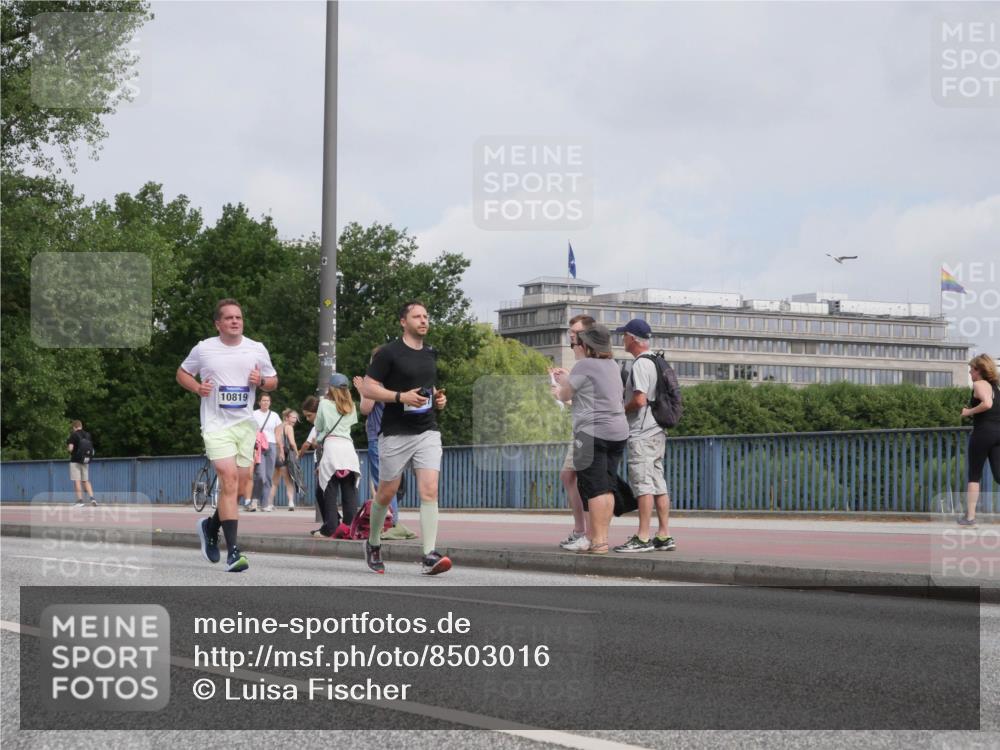 29.06.2025 - hella hamburg halbmarathon Luisa Fischer http://msf.ph/oto/8503016 29.06.2025 10:12:26 Kennedybrücke 10819, 9306, 10819 meine-sportfotos.de