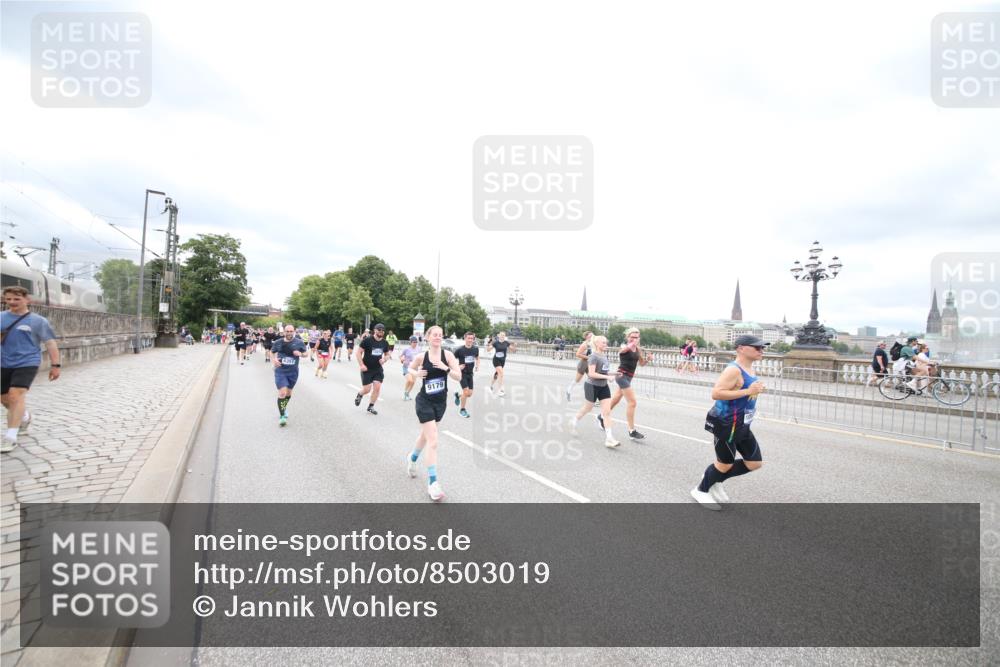 29.06.2025 - hella hamburg halbmarathon Jannik Wohlers http://msf.ph/oto/8503019 29.06.2025 10:58:55 Lombardsbrücke 1751, 1839, 2052, 2100, 2641, 2667, 2861, 3035, 3449, 3536, 3693, 4150, 4805, 5646, 6351, 6969, 7288, 7379, 7467, 7502, 7910, 8298, 8748, 8750, 8932, 9056, 9179, 9209, 9244, 9406, 9968, 10548, 10664, 10807, 10814, 11418, 11630, 11768, 11786, 13063, 13249, 14068, 14115, 14284, 15068, 15099, 17780, 18161, 18447, 18546, 18558, 19174 meine-sportfotos.de