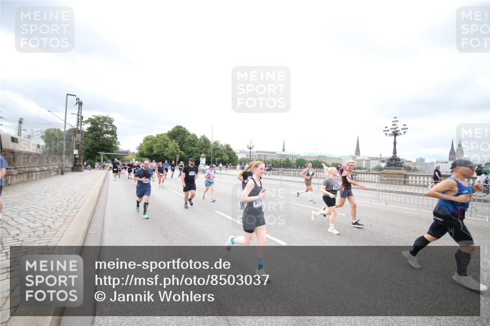 29.06.2025 - hella hamburg halbmarathon Jannik Wohlers http://msf.ph/oto/8503037 29.06.2025 10:58:55 Lombardsbrücke 1751, 1839, 2052, 2100, 2641, 2667, 2861, 3035, 3449, 3536, 3693, 4150, 4805, 5646, 6351, 6969, 7288, 7379, 7467, 7502, 7910, 8298, 8748, 8750, 8932, 9056, 9179, 9209, 9244, 9406, 9968, 10548, 10664, 10807, 10814, 11418, 11630, 11768, 11786, 13063, 13249, 14068, 14115, 14284, 15068, 15099, 17780, 18161, 18447, 18546, 18558, 19174 meine-sportfotos.de