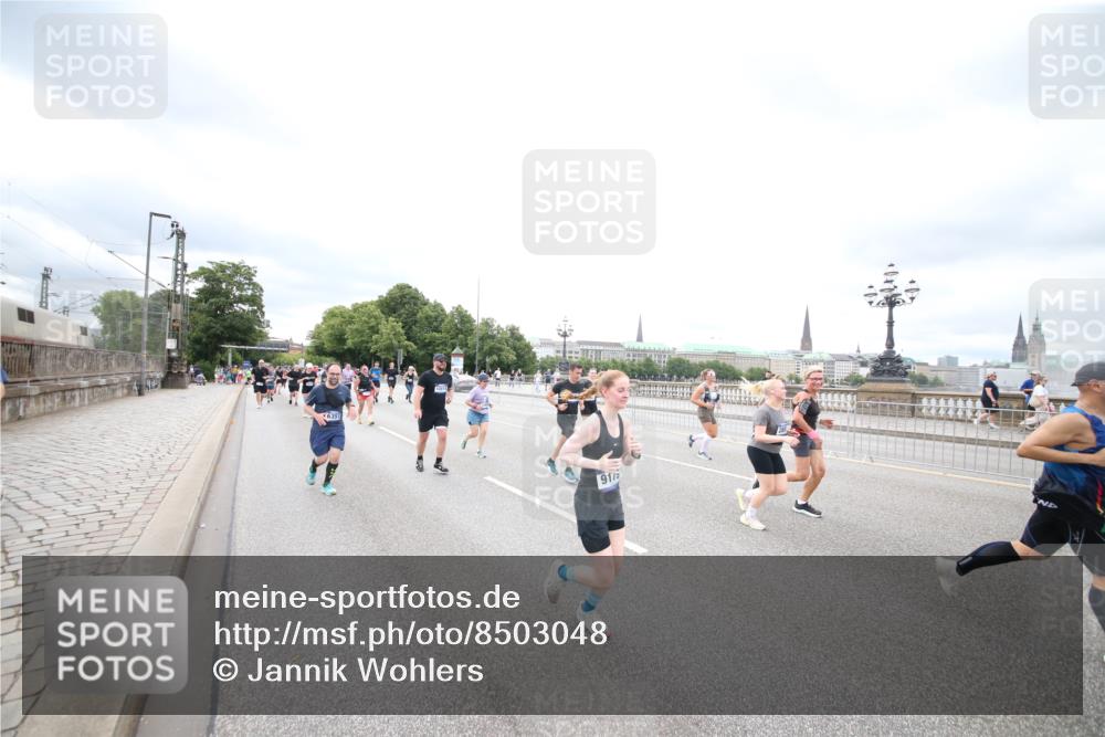 29.06.2025 - hella hamburg halbmarathon Jannik Wohlers http://msf.ph/oto/8503048 29.06.2025 10:58:55 Lombardsbrücke 1751, 1839, 2052, 2100, 2641, 2667, 2861, 3035, 3449, 3536, 3693, 4150, 4805, 5646, 6351, 6969, 7288, 7379, 7467, 7502, 7910, 8298, 8748, 8750, 8932, 9056, 9179, 9209, 9244, 9406, 9968, 10548, 10664, 10807, 10814, 11418, 11630, 11768, 11786, 13063, 13249, 14068, 14115, 14284, 15068, 15099, 17780, 18161, 18447, 18546, 18558, 19174 meine-sportfotos.de