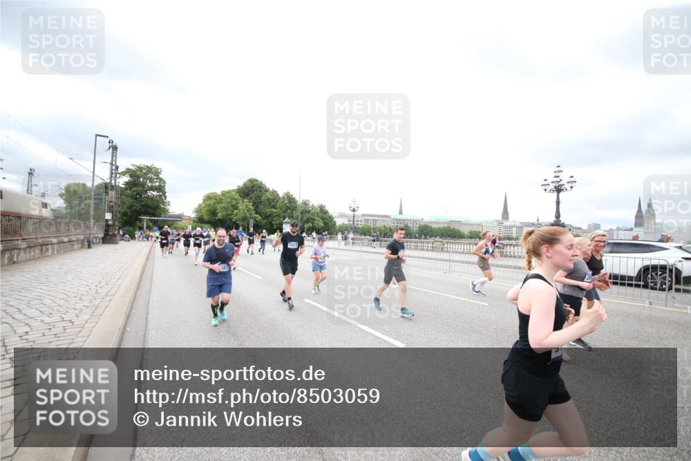 29.06.2025 - hella hamburg halbmarathon Jannik Wohlers http://msf.ph/oto/8503059 29.06.2025 10:58:56 Lombardsbrücke 1751, 1839, 2052, 2100, 2641, 2667, 2861, 3035, 3449, 3536, 3693, 4150, 4805, 5646, 6351, 6969, 7288, 7379, 7467, 7502, 7910, 8298, 8748, 8750, 8932, 9056, 9179, 9209, 9244, 9406, 9968, 10664, 10807, 10814, 11418, 11630, 11768, 11786, 13063, 13249, 13357, 14068, 14115, 14284, 15068, 16458, 17780, 18161, 18447, 18546, 19174 meine-sportfotos.de