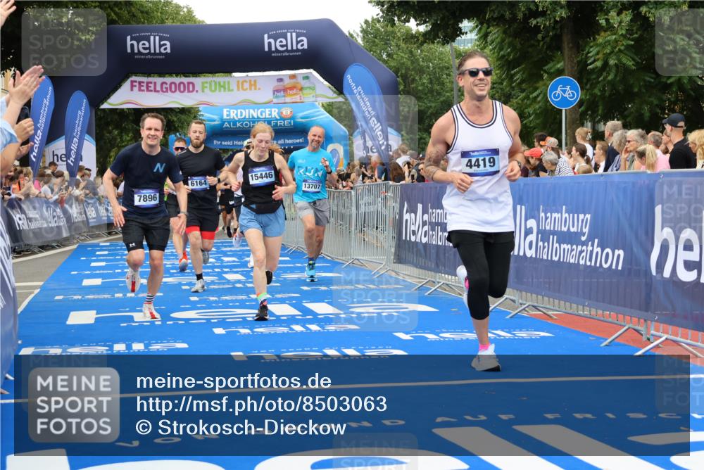 29.06.2025 - hella hamburg halbmarathon Strokosch-Dieckow http://msf.ph/oto/8503063 29.06.2025 10:52:17 Ziel 4140, 4419, 4587, 4837, 5032, 5087, 5482, 6164, 6897, 7896, 9074, 9082, 12135, 13211, 13707, 14300, 15144, 15275, 15446, 16003, 16320, 16591, 17130, 17773, 17997, 18475 meine-sportfotos.de