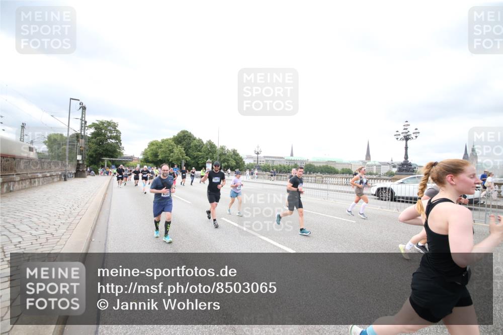 29.06.2025 - hella hamburg halbmarathon Jannik Wohlers http://msf.ph/oto/8503065 29.06.2025 10:58:56 Lombardsbrücke 1751, 1839, 2052, 2100, 2641, 2667, 2861, 3035, 3449, 3536, 3693, 4150, 4805, 5646, 6351, 6969, 7288, 7379, 7467, 7502, 7910, 8298, 8748, 8750, 8932, 9056, 9179, 9209, 9244, 9406, 9968, 10664, 10807, 10814, 11418, 11630, 11768, 11786, 13063, 13249, 13357, 14068, 14115, 14284, 15068, 16458, 17780, 18161, 18447, 18546, 19174 meine-sportfotos.de