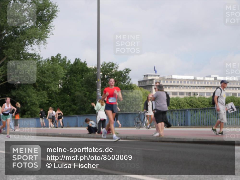 29.06.2025 - hella hamburg halbmarathon Luisa Fischer http://msf.ph/oto/8503069 29.06.2025 10:12:32 Kennedybrücke 16, 450, 7187, 9781, 10819 meine-sportfotos.de