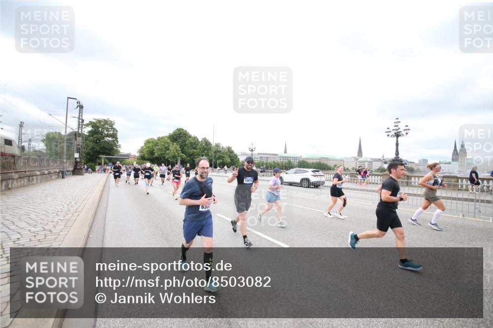 29.06.2025 - hella hamburg halbmarathon Jannik Wohlers http://msf.ph/oto/8503082 29.06.2025 10:58:56 Lombardsbrücke 1751, 1839, 2052, 2100, 2641, 2667, 2861, 3035, 3449, 3536, 3693, 4150, 4805, 5646, 6351, 6969, 7288, 7379, 7467, 7502, 7910, 8298, 8748, 8750, 8932, 9056, 9179, 9209, 9244, 9406, 9968, 10664, 10807, 10814, 11418, 11630, 11768, 11786, 13063, 13249, 13357, 14068, 14115, 14284, 15068, 16458, 17780, 18161, 18447, 18546, 19174 meine-sportfotos.de