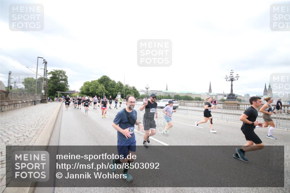 29.06.2025 - hella hamburg halbmarathon Jannik Wohlers http://msf.ph/oto/8503092 29.06.2025 10:58:57 Lombardsbrücke 1751, 1839, 2052, 2100, 2641, 2667, 2798, 2861, 3035, 3234, 3449, 3536, 3693, 4150, 4805, 5646, 6351, 6969, 7245, 7288, 7379, 7467, 7502, 7910, 8298, 8748, 8750, 8932, 9056, 9069, 9179, 9209, 9244, 9406, 9454, 9968, 10664, 10807, 10814, 11418, 11630, 13063, 13249, 13357, 14068, 14115, 14284, 15068, 16458, 16771, 17020, 17780, 18161, 18447, 18546, 19174, 19237 meine-sportfotos.de