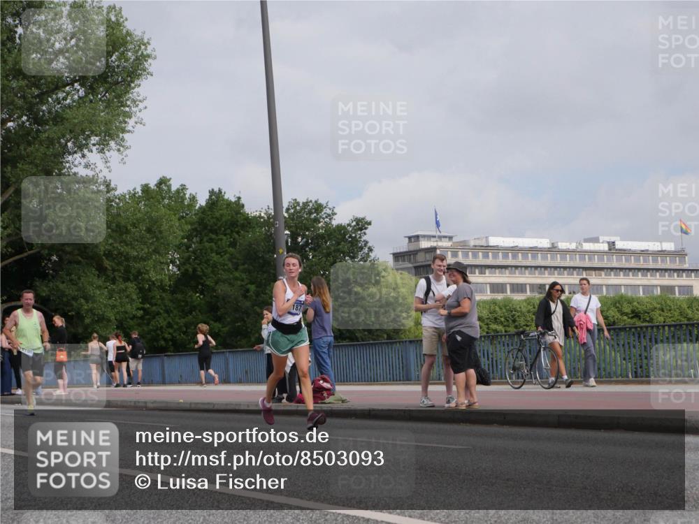 29.06.2025 - hella hamburg halbmarathon Luisa Fischer http://msf.ph/oto/8503093 29.06.2025 10:12:35 Kennedybrücke 8196, 187, 7187, 7636, 9781 meine-sportfotos.de