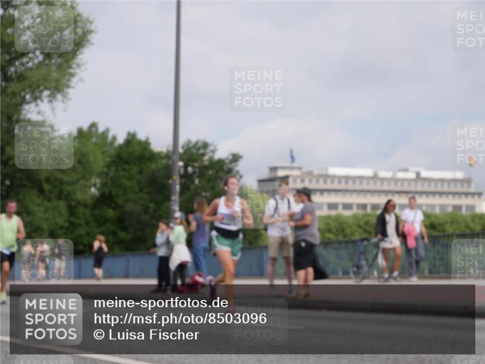 29.06.2025 - hella hamburg halbmarathon Luisa Fischer http://msf.ph/oto/8503096 29.06.2025 10:12:35 Kennedybrücke 7187, 7636, 9781 meine-sportfotos.de