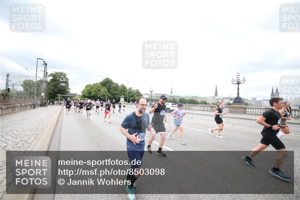 29.06.2025 - hella hamburg halbmarathon Jannik Wohlers http://msf.ph/oto/8503098 29.06.2025 10:58:57 Lombardsbrücke 1751, 1839, 2052, 2100, 2641, 2667, 2798, 2861, 3035, 3234, 3449, 3536, 3693, 4150, 4805, 5646, 6351, 6969, 7245, 7288, 7379, 7467, 7502, 7910, 8298, 8748, 8750, 8932, 9056, 9069, 9179, 9209, 9244, 9406, 9454, 9968, 10664, 10807, 10814, 11418, 11630, 13063, 13249, 13357, 14068, 14115, 14284, 15068, 16458, 16771, 17020, 17780, 18161, 18447, 18546, 19174, 19237 meine-sportfotos.de