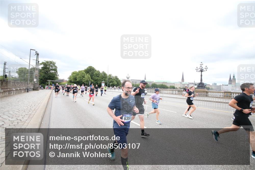 29.06.2025 - hella hamburg halbmarathon Jannik Wohlers http://msf.ph/oto/8503107 29.06.2025 10:58:57 Lombardsbrücke 1751, 1839, 2052, 2100, 2641, 2667, 2798, 2861, 3035, 3234, 3449, 3536, 3693, 4150, 4805, 5646, 6351, 6969, 7245, 7288, 7379, 7467, 7502, 7910, 8298, 8748, 8750, 8932, 9056, 9069, 9179, 9209, 9244, 9406, 9454, 9968, 10664, 10807, 10814, 11418, 11630, 13063, 13249, 13357, 14068, 14115, 14284, 15068, 16458, 16771, 17020, 17780, 18161, 18447, 18546, 19174, 19237 meine-sportfotos.de