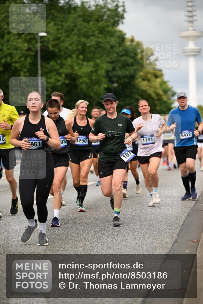 29.06.2025 - hella hamburg halbmarathon Dr. Thomas Lammeyer http://msf.ph/oto/8503186 29.06.2025 10:25:58 Kennedybrücke 1072, 1158, 1191, 1250, 1401, 1668, 1958, 2009, 2271, 2315, 2353, 2529, 2815, 2841, 3606, 3770, 3817, 3825, 3826, 4046, 4289, 4697, 5122, 5412, 5493, 5641, 5759, 5957, 6086, 6103, 7075, 7228, 7375, 7612, 7672, 8286, 8431, 8860, 8896, 8959, 9002, 9062, 9326, 9327, 9369, 9483, 9499, 9532, 9635, 10019, 10125, 10374, 10787, 10921, 11117, 11425 meine-sportfotos.de
