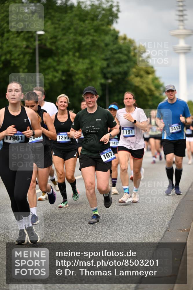 29.06.2025 - hella hamburg halbmarathon Dr. Thomas Lammeyer http://msf.ph/oto/8503201 29.06.2025 10:25:59 Kennedybrücke 1072, 1158, 1191, 1250, 1401, 1668, 1958, 2009, 2271, 2315, 2353, 2529, 2815, 2841, 3606, 3770, 3817, 3825, 3826, 4046, 4289, 4697, 5122, 5412, 5493, 5641, 5759, 5957, 6086, 6103, 7075, 7228, 7375, 7612, 7672, 8286, 8431, 8860, 8896, 8959, 9002, 9062, 9326, 9327, 9369, 9483, 9499, 9532, 9635, 10019, 10125, 10374, 10787, 10921, 11117, 11425 meine-sportfotos.de