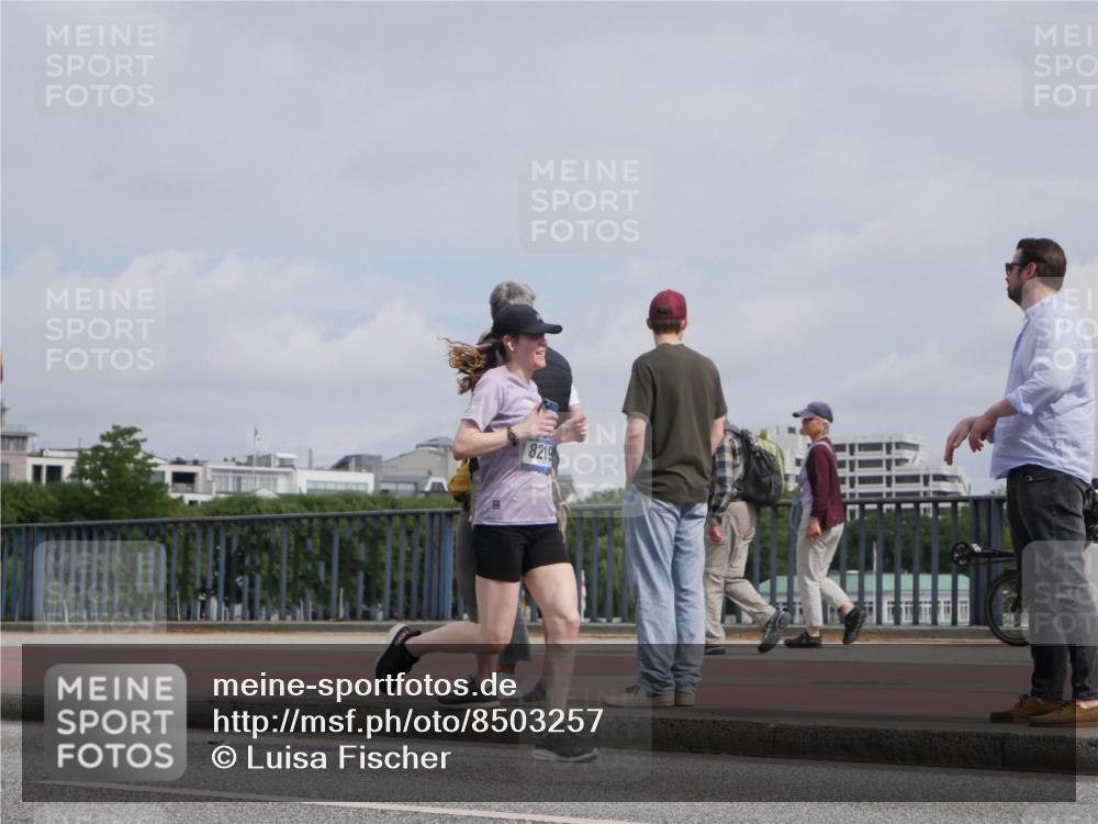 29.06.2025 - hella hamburg halbmarathon Luisa Fischer http://msf.ph/oto/8503257 29.06.2025 10:12:56 Kennedybrücke 8219, 1573, 1838, 7042, 8090, 8219, 8890 meine-sportfotos.de