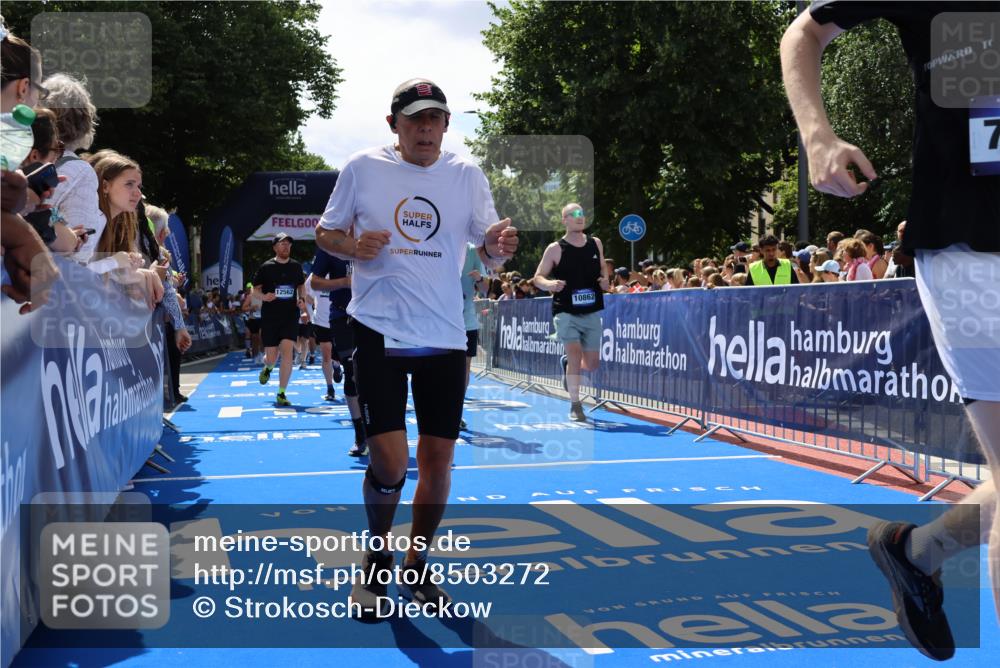 29.06.2025 - hella hamburg halbmarathon Strokosch-Dieckow http://msf.ph/oto/8503272 29.06.2025 11:36:19 Ziel 1224, 1298, 1389, 3741, 4540, 4802, 5294, 6805, 7789, 9054, 9055, 9094, 9471, 10652, 10770, 10862, 12463, 12562, 12770, 12775, 13473, 13653, 13789, 14158, 14334, 15281, 15994, 16702, 16796, 18361, 19018 meine-sportfotos.de