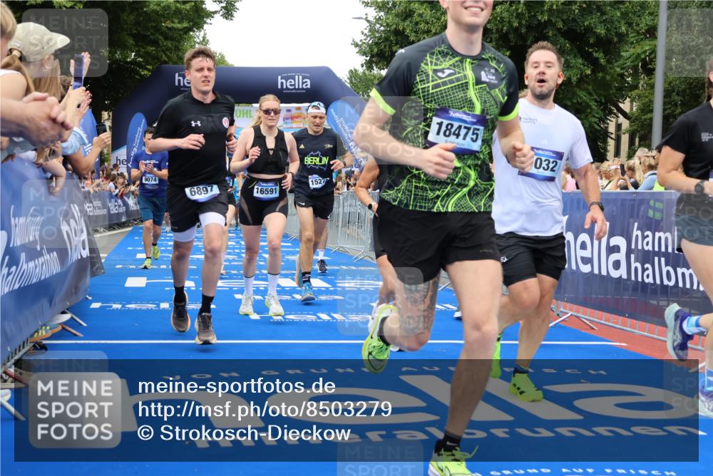 29.06.2025 - hella hamburg halbmarathon Strokosch-Dieckow http://msf.ph/oto/8503279 29.06.2025 10:52:12 Ziel 1482, 2397, 2595, 4419, 4587, 4837, 5032, 5087, 5093, 5378, 5482, 6164, 6897, 7732, 7896, 9074, 9082, 12135, 12580, 13707, 13726, 14248, 14300, 15275, 15446, 15829, 16003, 16320, 16591, 16666, 17033, 17130, 17773, 18475, 18801 meine-sportfotos.de