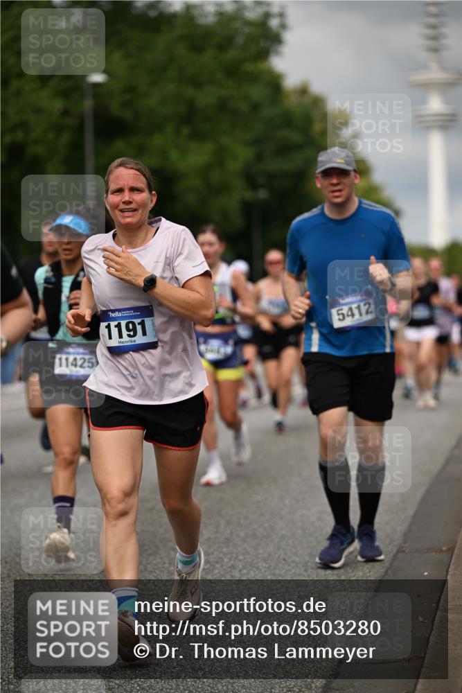 29.06.2025 - hella hamburg halbmarathon Dr. Thomas Lammeyer http://msf.ph/oto/8503280 29.06.2025 10:26:01 Kennedybrücke 1072, 1158, 1191, 1250, 1269, 1401, 1668, 1958, 2009, 2315, 2353, 2529, 2815, 2841, 3606, 3770, 3825, 3826, 4046, 4289, 4697, 5122, 5412, 5493, 5641, 5759, 6086, 6103, 7075, 7375, 7612, 7672, 8286, 8431, 8860, 8896, 8959, 9002, 9062, 9326, 9327, 9369, 9483, 9499, 9532, 9635, 9788, 10019, 10125, 10374, 10787, 10921, 11117, 11425 meine-sportfotos.de