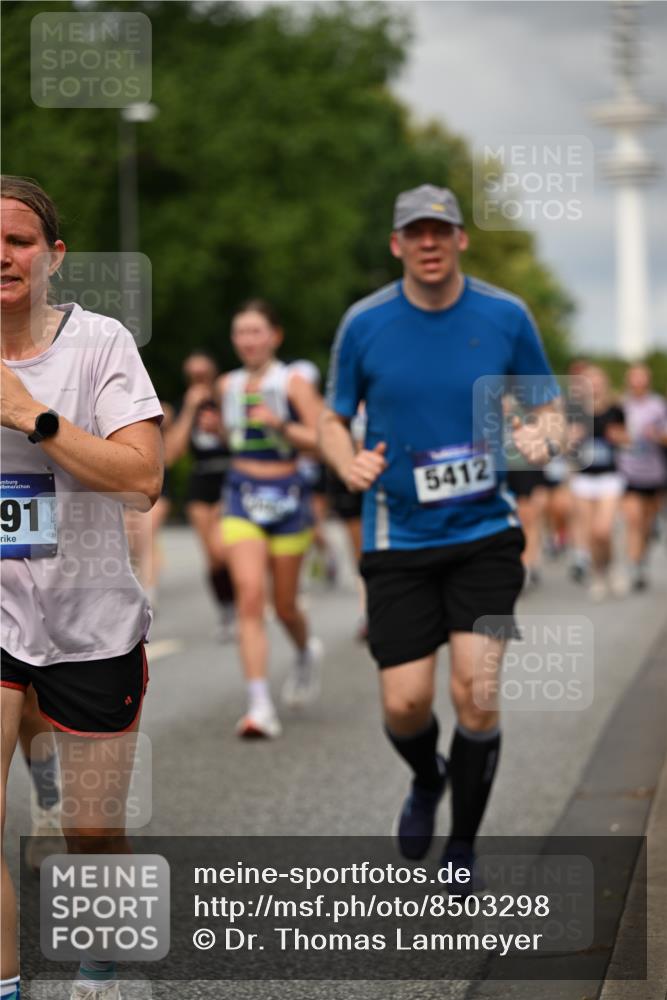 29.06.2025 - hella hamburg halbmarathon Dr. Thomas Lammeyer http://msf.ph/oto/8503298 29.06.2025 10:26:02 Kennedybrücke 1072, 1158, 1191, 1250, 1269, 1401, 1668, 1958, 2009, 2315, 2353, 2529, 2815, 2841, 3606, 3770, 3825, 3826, 4046, 4289, 4375, 4697, 5122, 5412, 5493, 5641, 5759, 6103, 7075, 7375, 7612, 7672, 8286, 8431, 8860, 8896, 8959, 9002, 9062, 9326, 9327, 9369, 9483, 9499, 9532, 9635, 9788, 10019, 10125, 10374, 10787, 10902, 10921, 11117, 11425 meine-sportfotos.de