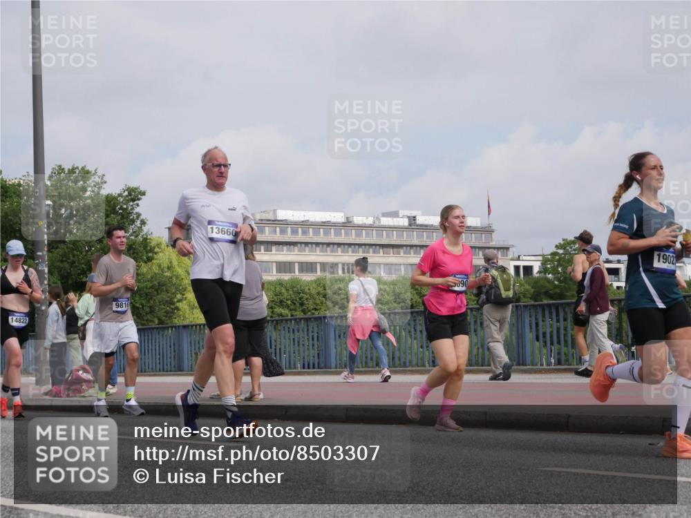 29.06.2025 - hella hamburg halbmarathon Luisa Fischer http://msf.ph/oto/8503307 29.06.2025 10:13:04 Kennedybrücke 14822, 9816, 13660, 090, 1902, 1483, 1513, 1573, 4389, 7250, 7685, 8090, 8890, 9681, 9816 meine-sportfotos.de