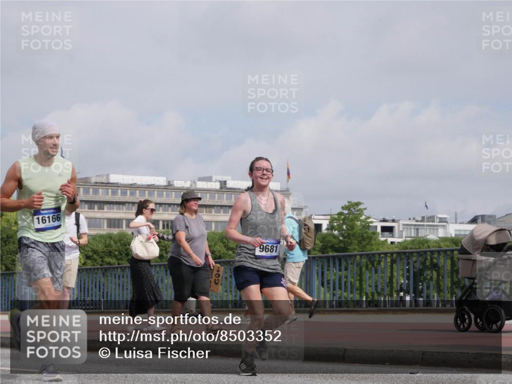 29.06.2025 - hella hamburg halbmarathon Luisa Fischer http://msf.ph/oto/8503352 29.06.2025 10:13:09 Kennedybrücke 16166, 9681, 1483, 1513, 4389, 7250, 7685, 8090, 9681, 9816, 9988 meine-sportfotos.de