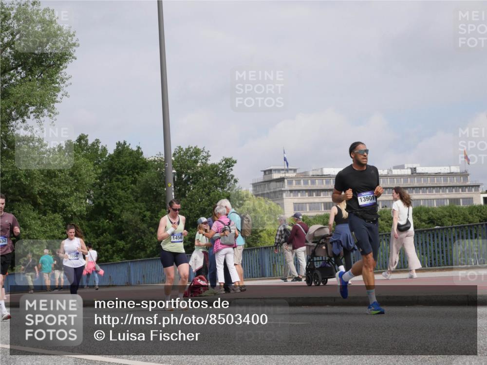 29.06.2025 - hella hamburg halbmarathon Luisa Fischer http://msf.ph/oto/8503400 29.06.2025 10:13:16 Kennedybrücke 532, 1456, 7058, 13901, 1456, 4389, 7058, 9988 meine-sportfotos.de