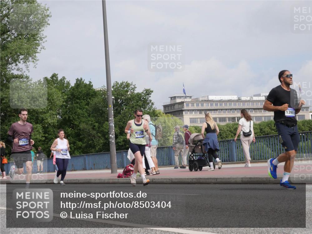 29.06.2025 - hella hamburg halbmarathon Luisa Fischer http://msf.ph/oto/8503404 29.06.2025 10:13:16 Kennedybrücke 17532, 7058, 1456, 13901, 1456, 4389, 7058, 9988 meine-sportfotos.de