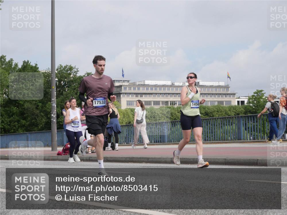 29.06.2025 - hella hamburg halbmarathon Luisa Fischer http://msf.ph/oto/8503415 29.06.2025 10:13:18 Kennedybrücke 4, 7058, 17532, 1456, 1052, 1456, 7058, 9988 meine-sportfotos.de