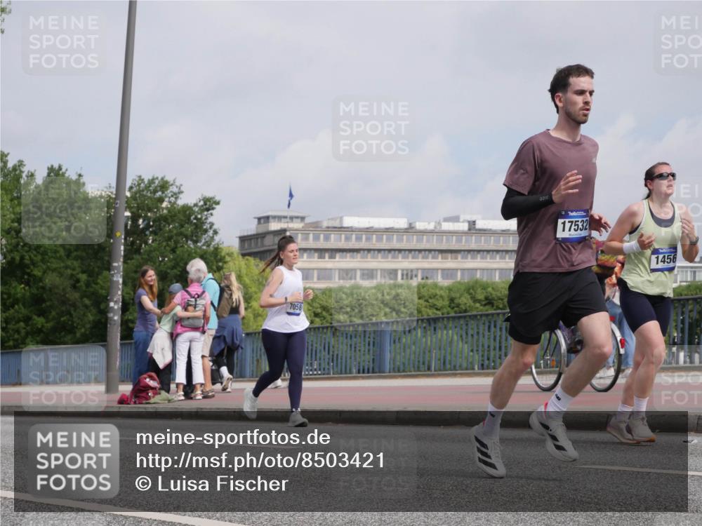 29.06.2025 - hella hamburg halbmarathon Luisa Fischer http://msf.ph/oto/8503421 29.06.2025 10:13:19 Kennedybrücke 7058, 17532, 1456, 1052, 1456, 7058, 8685 meine-sportfotos.de