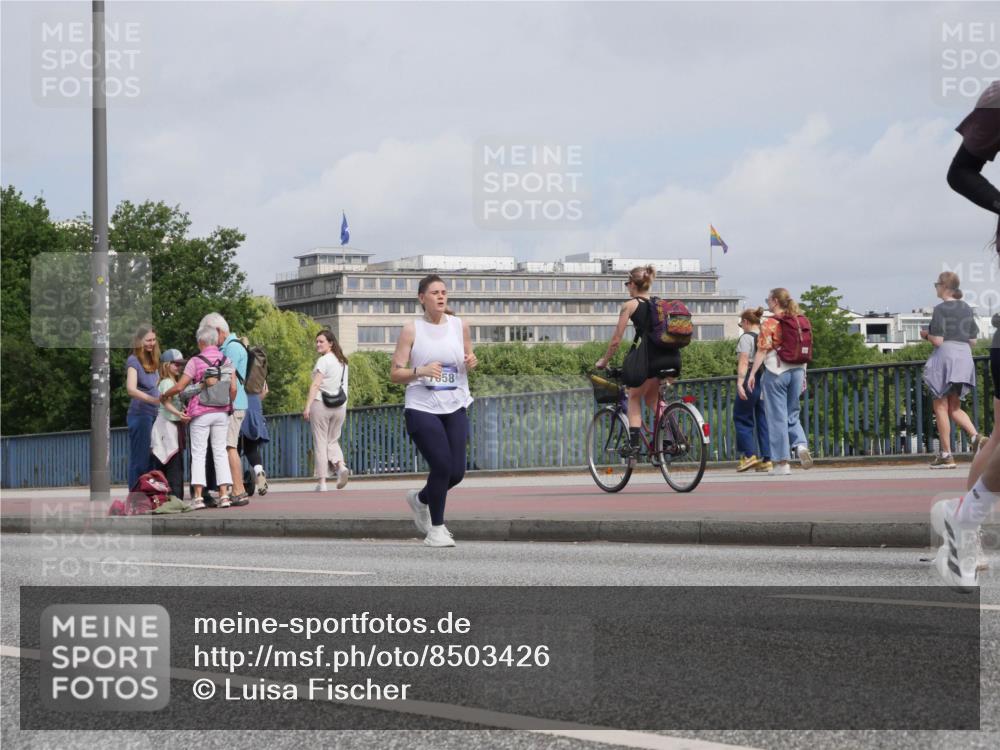 29.06.2025 - hella hamburg halbmarathon Luisa Fischer http://msf.ph/oto/8503426 29.06.2025 10:13:19 Kennedybrücke 7858, 1052, 1456, 7058, 8685 meine-sportfotos.de
