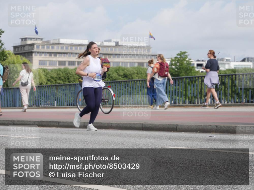 29.06.2025 - hella hamburg halbmarathon Luisa Fischer http://msf.ph/oto/8503429 29.06.2025 10:13:20 Kennedybrücke 058, 1052, 1186, 1456, 7058, 8685 meine-sportfotos.de