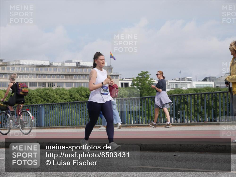 29.06.2025 - hella hamburg halbmarathon Luisa Fischer http://msf.ph/oto/8503431 29.06.2025 10:13:20 Kennedybrücke 7058, 1052, 1186, 1456, 7058, 8685 meine-sportfotos.de