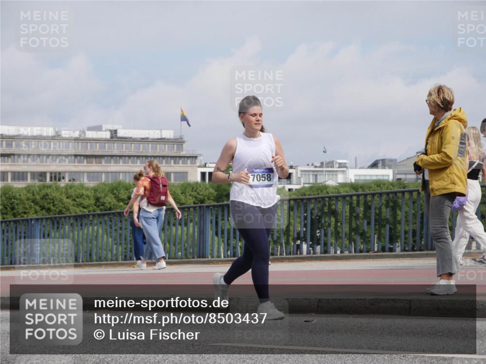 29.06.2025 - hella hamburg halbmarathon Luisa Fischer http://msf.ph/oto/8503437 29.06.2025 10:13:21 Kennedybrücke 7058, 1052, 1186, 1456, 7058, 8685 meine-sportfotos.de