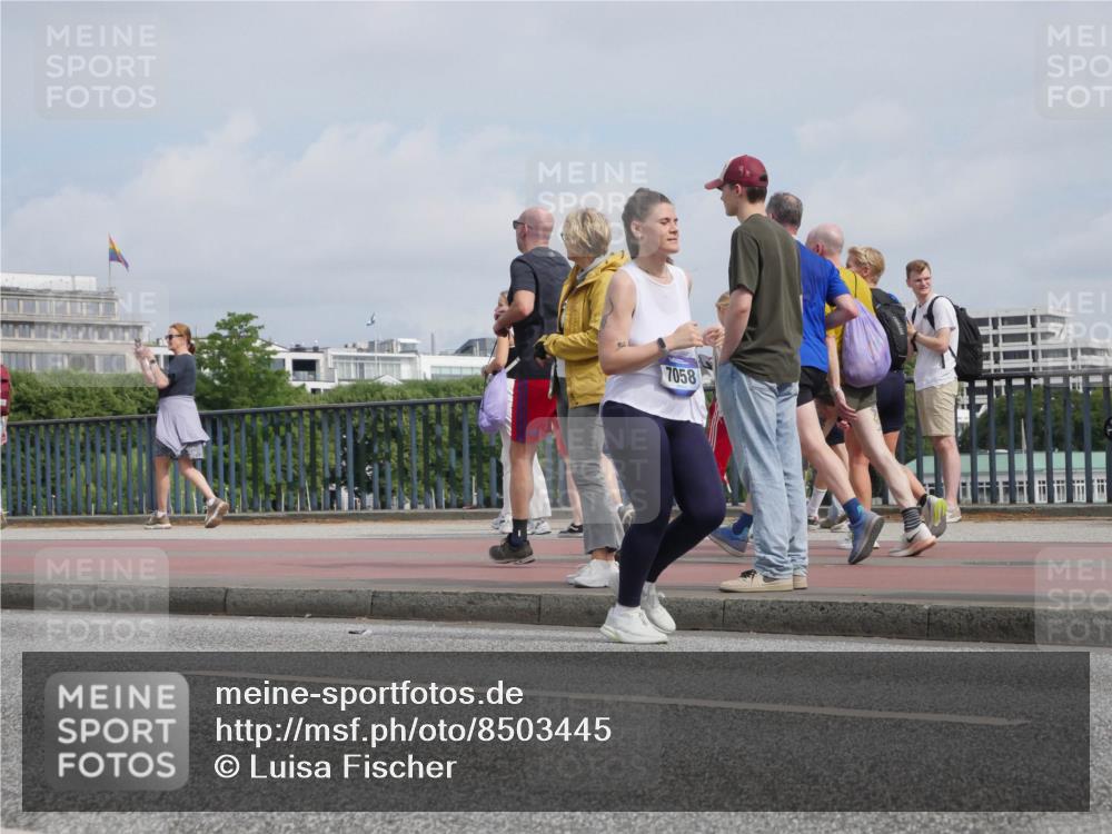 29.06.2025 - hella hamburg halbmarathon Luisa Fischer http://msf.ph/oto/8503445 29.06.2025 10:13:22 Kennedybrücke 7058, 1052, 1186, 1456, 7058, 8685 meine-sportfotos.de