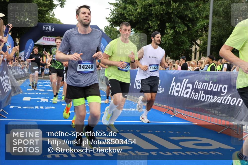 29.06.2025 - hella hamburg halbmarathon Strokosch-Dieckow http://msf.ph/oto/8503454 29.06.2025 10:52:10 Ziel 1482, 2397, 2595, 4419, 4837, 5032, 5087, 5093, 5378, 5482, 6164, 6897, 7732, 7896, 9074, 9082, 12135, 12580, 13726, 14248, 14300, 15275, 15446, 15829, 16003, 16179, 16320, 16591, 16666, 17033, 17130, 18475, 18801 meine-sportfotos.de