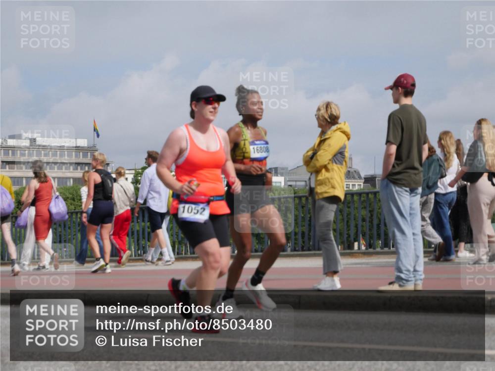 29.06.2025 - hella hamburg halbmarathon Luisa Fischer http://msf.ph/oto/8503480 29.06.2025 10:13:26 Kennedybrücke 1052, 16808, 1052, 1186, 7058, 8685, 9150, 9829 meine-sportfotos.de
