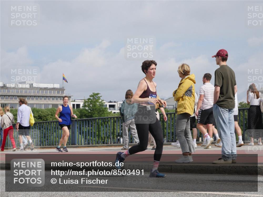 29.06.2025 - hella hamburg halbmarathon Luisa Fischer http://msf.ph/oto/8503491 29.06.2025 10:13:30 Kennedybrücke 1052, 1186, 8685, 9150, 9829 meine-sportfotos.de