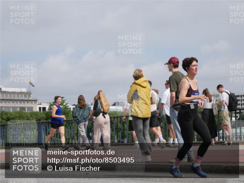 29.06.2025 - hella hamburg halbmarathon Luisa Fischer http://msf.ph/oto/8503495 29.06.2025 10:13:30 Kennedybrücke 1052, 1186, 8685, 9150, 9829 meine-sportfotos.de