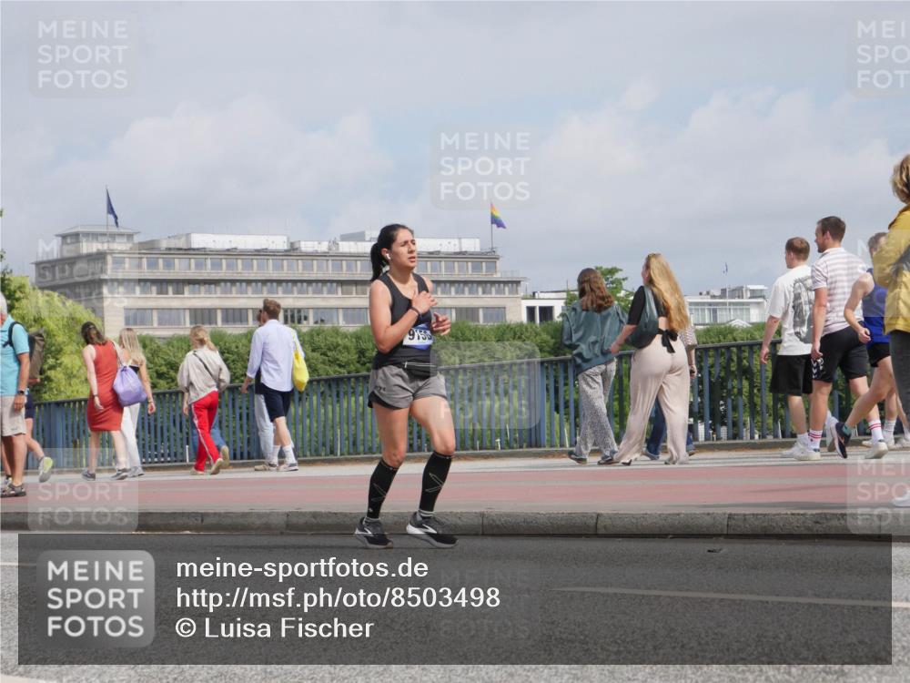 29.06.2025 - hella hamburg halbmarathon Luisa Fischer http://msf.ph/oto/8503498 29.06.2025 10:13:31 Kennedybrücke 915, 1186, 8685, 9150, 9829 meine-sportfotos.de