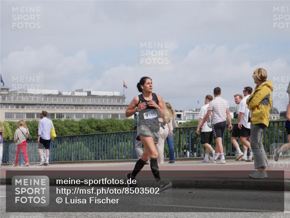 29.06.2025 - hella hamburg halbmarathon Luisa Fischer http://msf.ph/oto/8503502 29.06.2025 10:13:32 Kennedybrücke 9150, 1186, 8685, 9150, 9829 meine-sportfotos.de