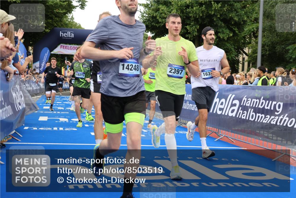 29.06.2025 - hella hamburg halbmarathon Strokosch-Dieckow http://msf.ph/oto/8503519 29.06.2025 10:52:10 Ziel 1482, 2397, 2595, 4419, 4837, 5032, 5087, 5093, 5378, 5482, 6164, 6897, 7732, 7896, 9074, 9082, 12135, 12580, 13726, 14248, 14300, 15275, 15446, 15829, 16003, 16179, 16320, 16591, 16666, 17033, 17130, 18475, 18801 meine-sportfotos.de